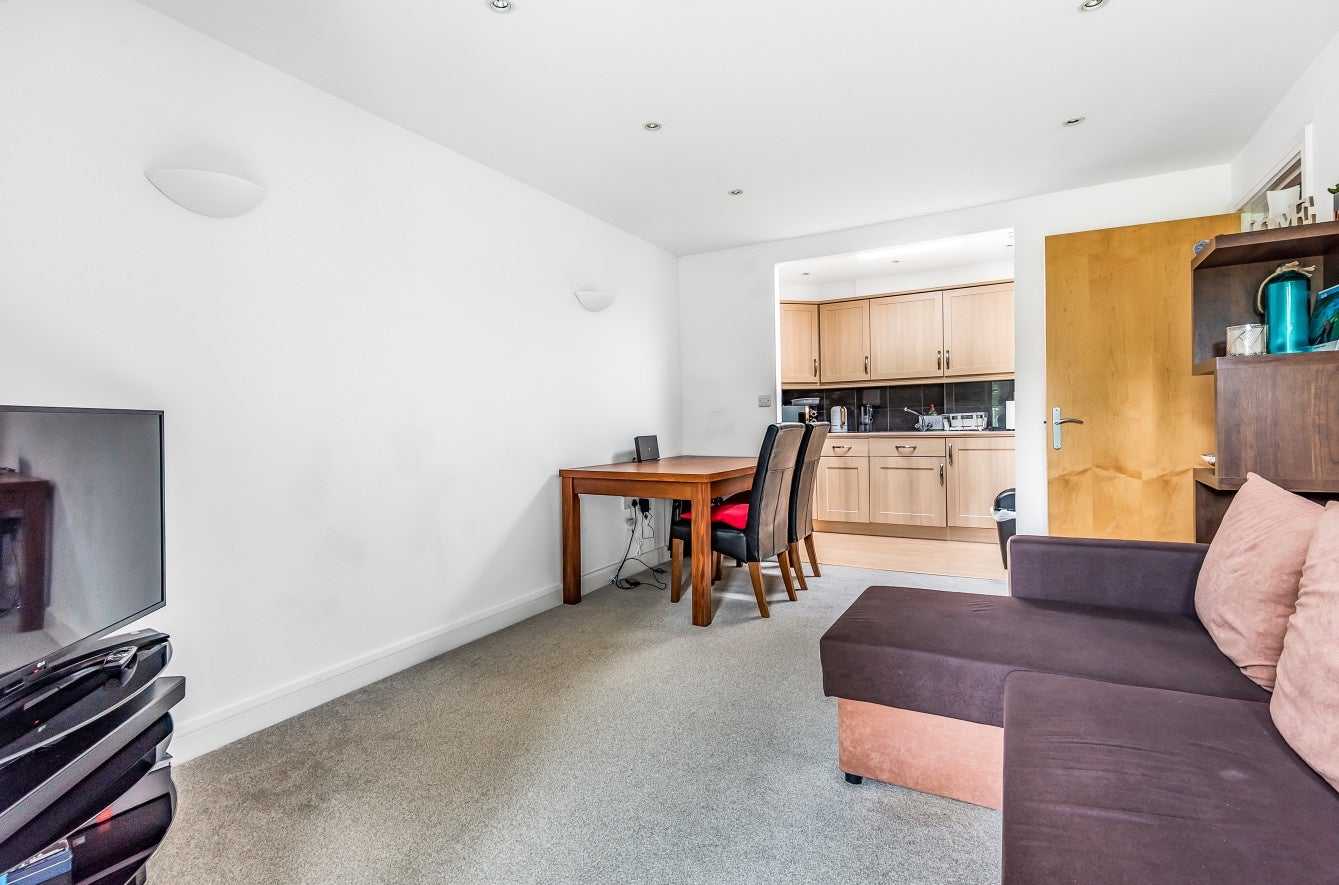 Flat Primrose Court in Guildford