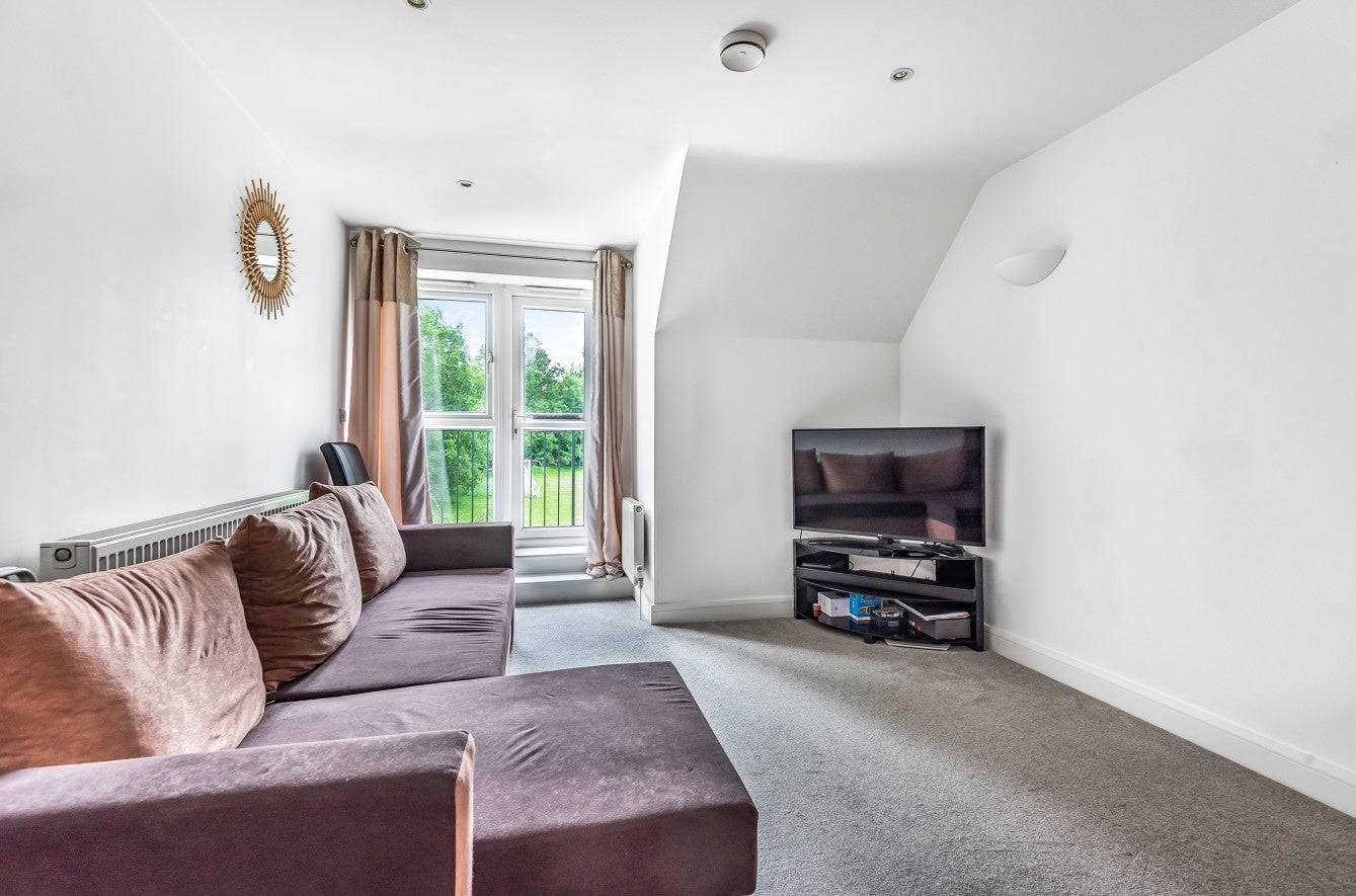 Flat Primrose Court in Guildford