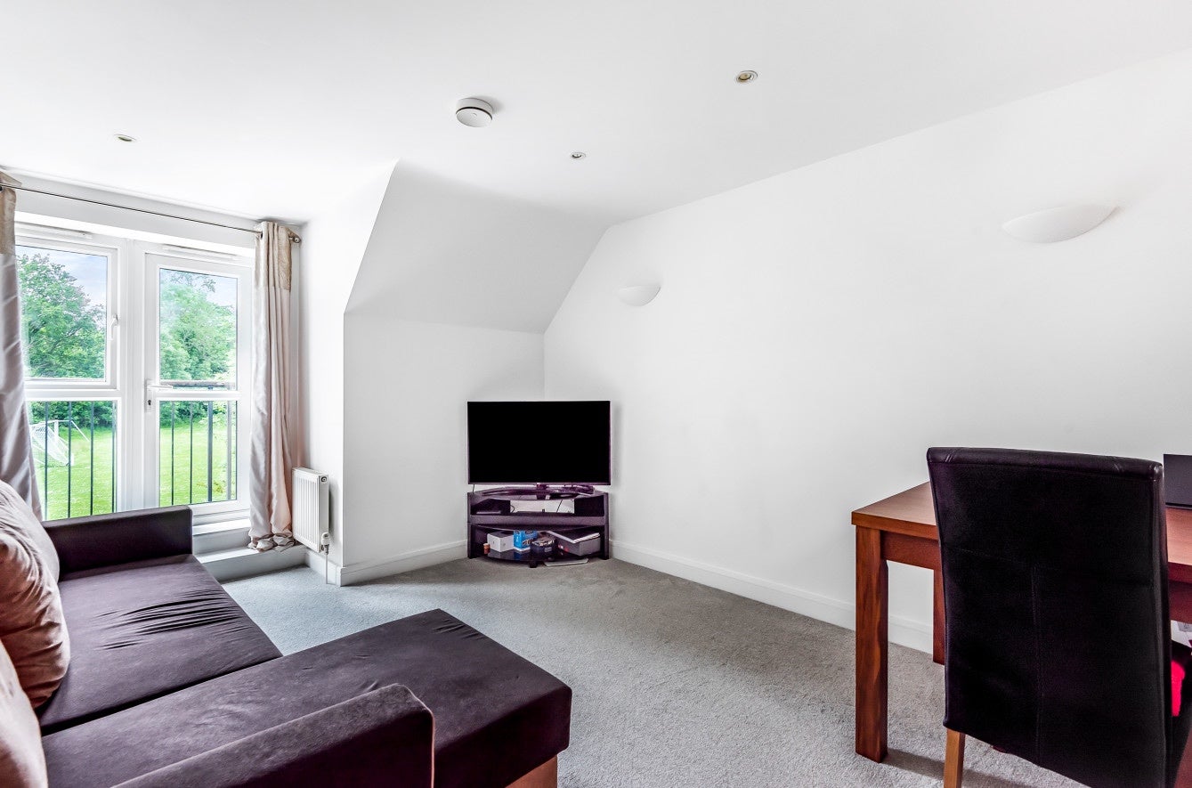 Flat Primrose Court in Guildford