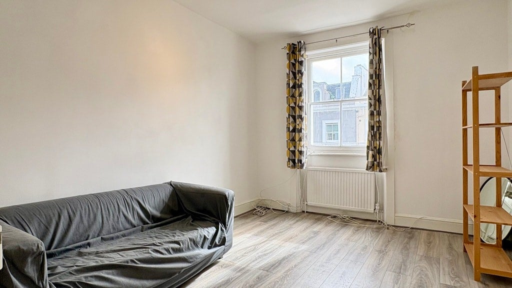 Flat Ladbroke Crescent in Greater London