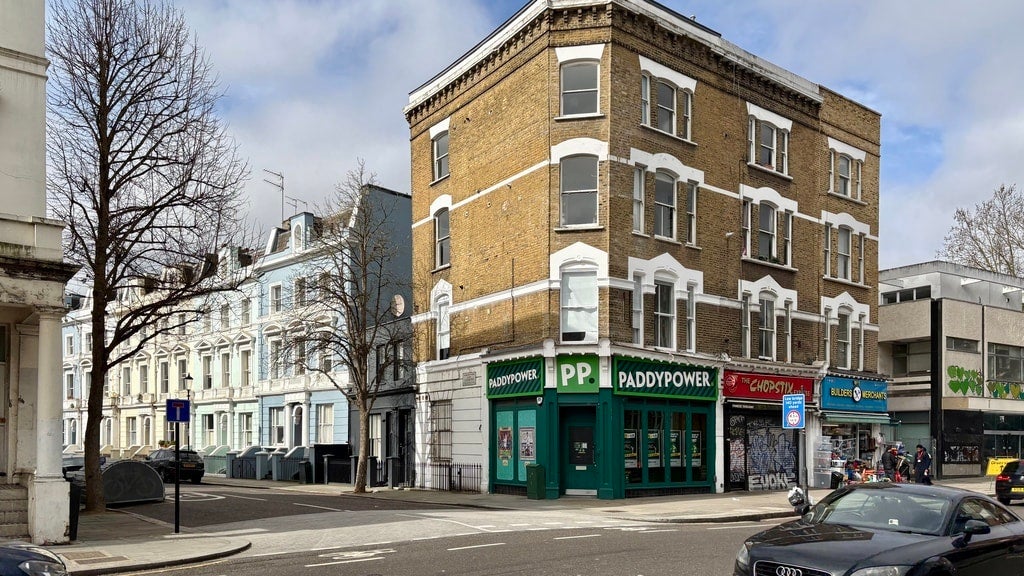 Flat Ladbroke Crescent in Greater London