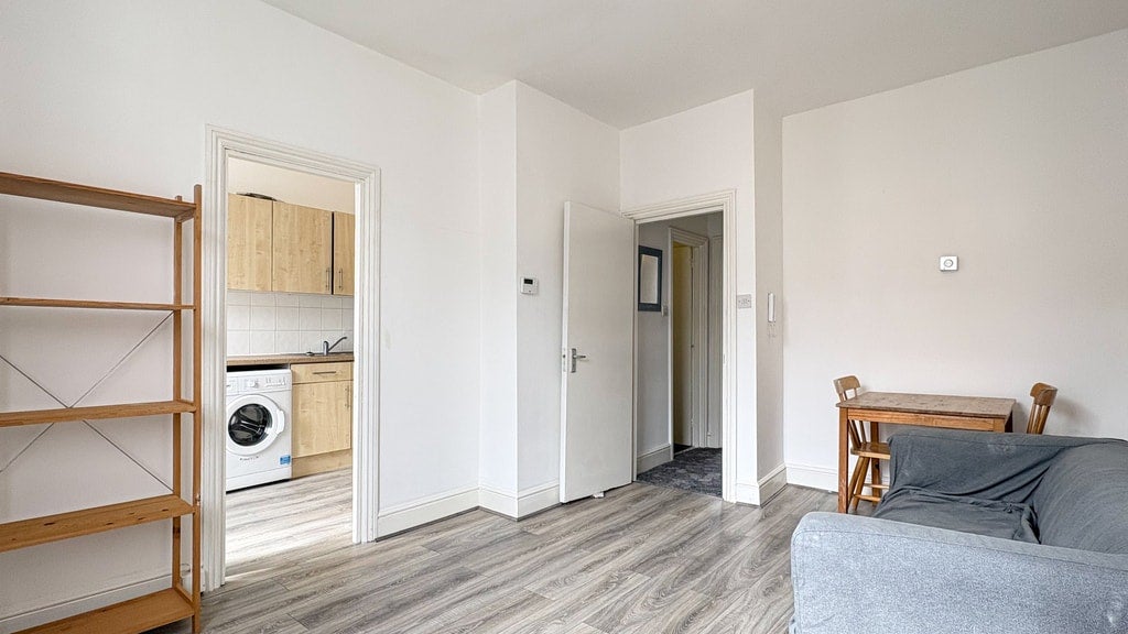 Flat Ladbroke Crescent in Greater London