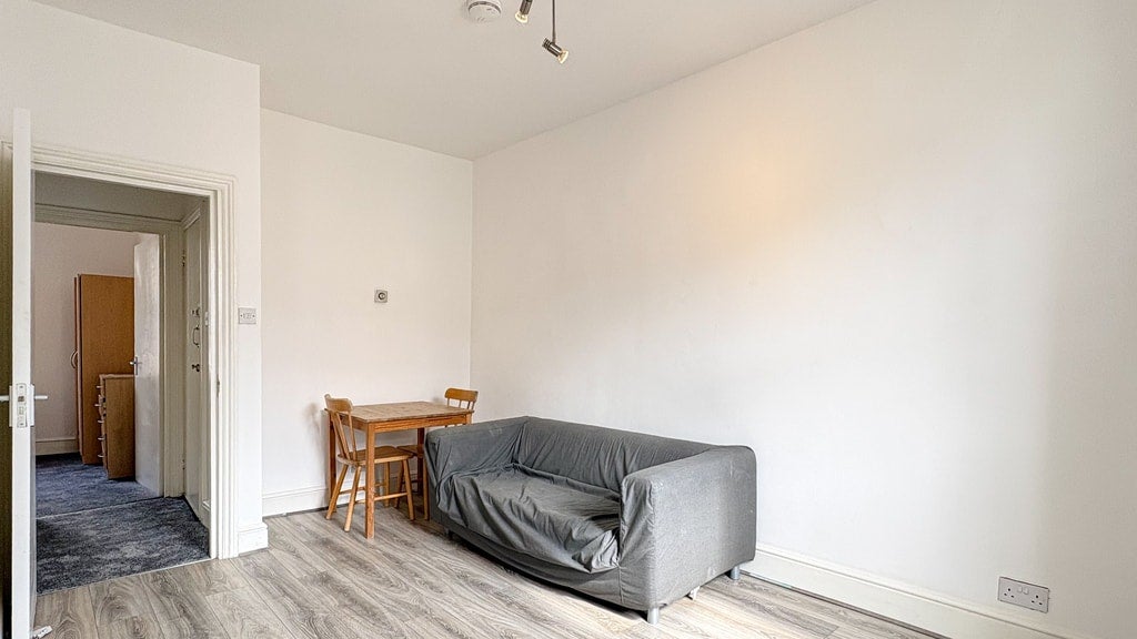 Flat Ladbroke Crescent in Greater London
