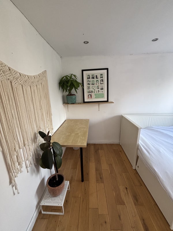 Room Clifden Road in Greater London
