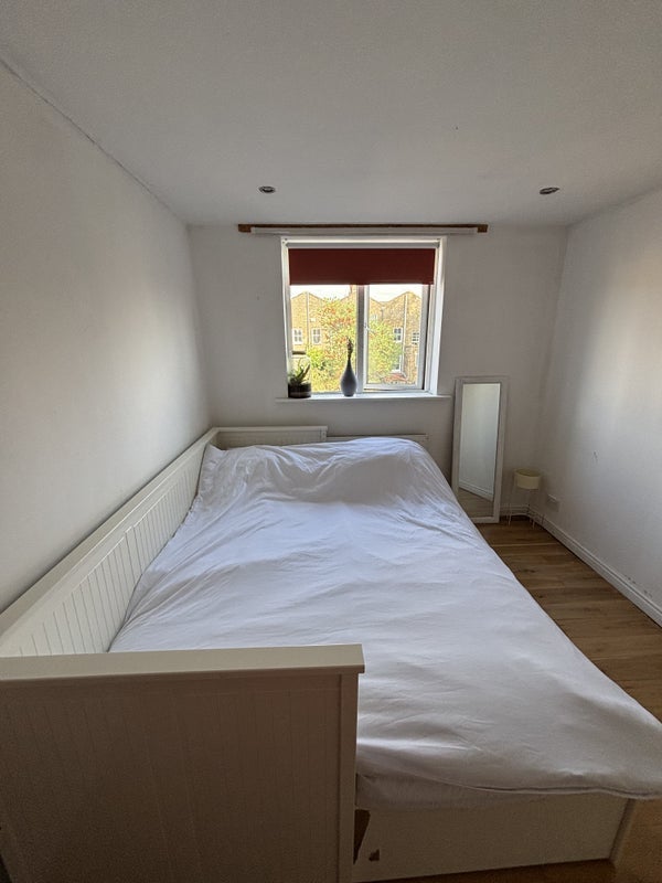 Room Clifden Road in Greater London