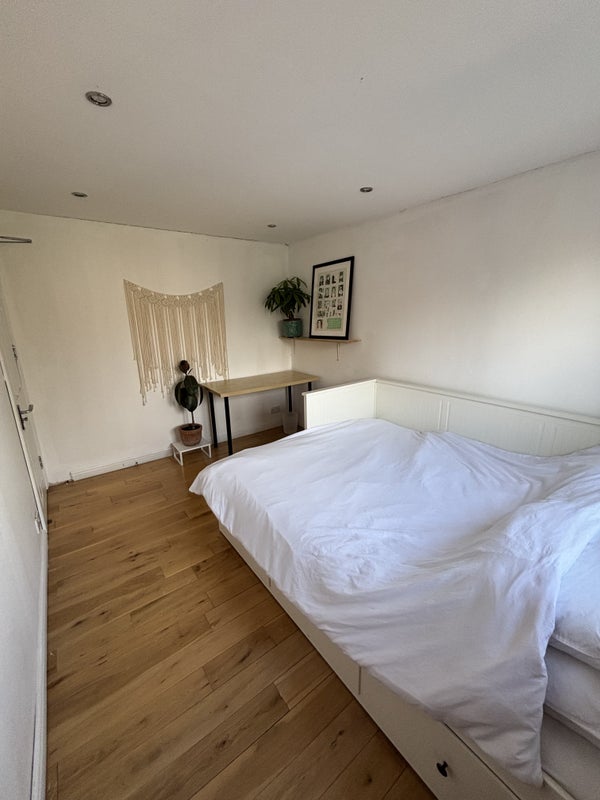Room Clifden Road in Greater London