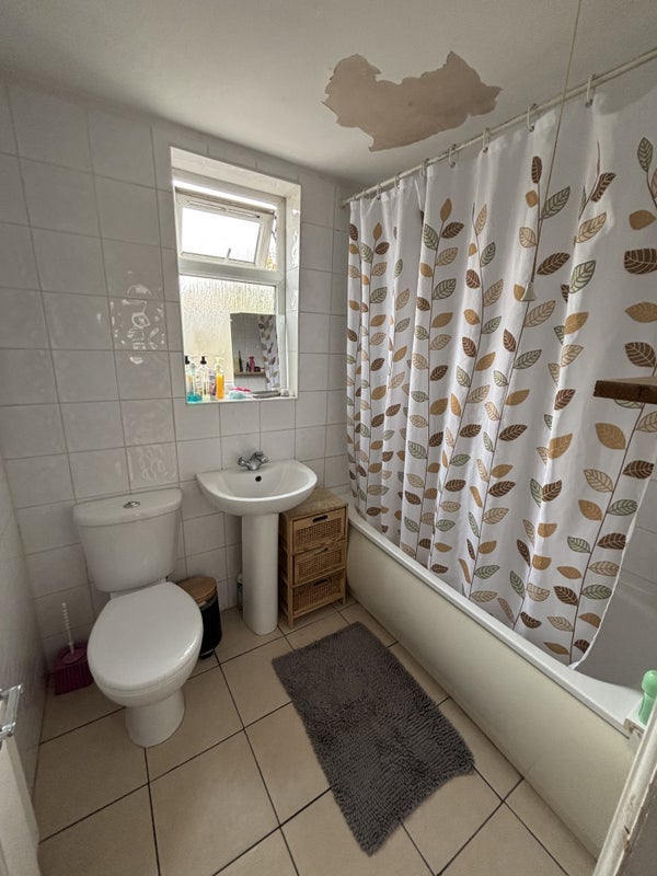 Room Clifden Road in Greater London