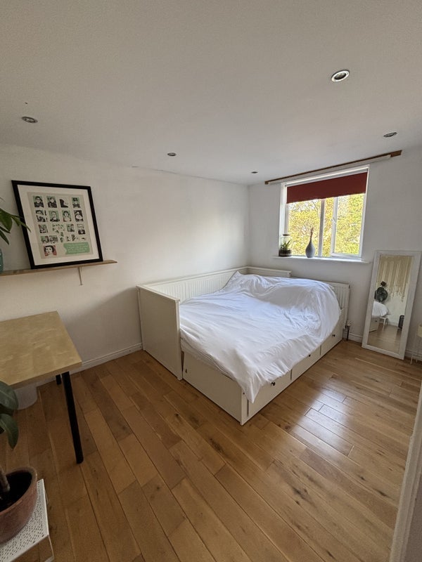 Room Clifden Road in Greater London