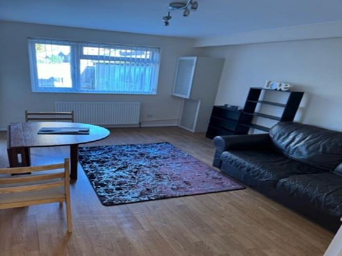 Flat Watford Way in Greater London