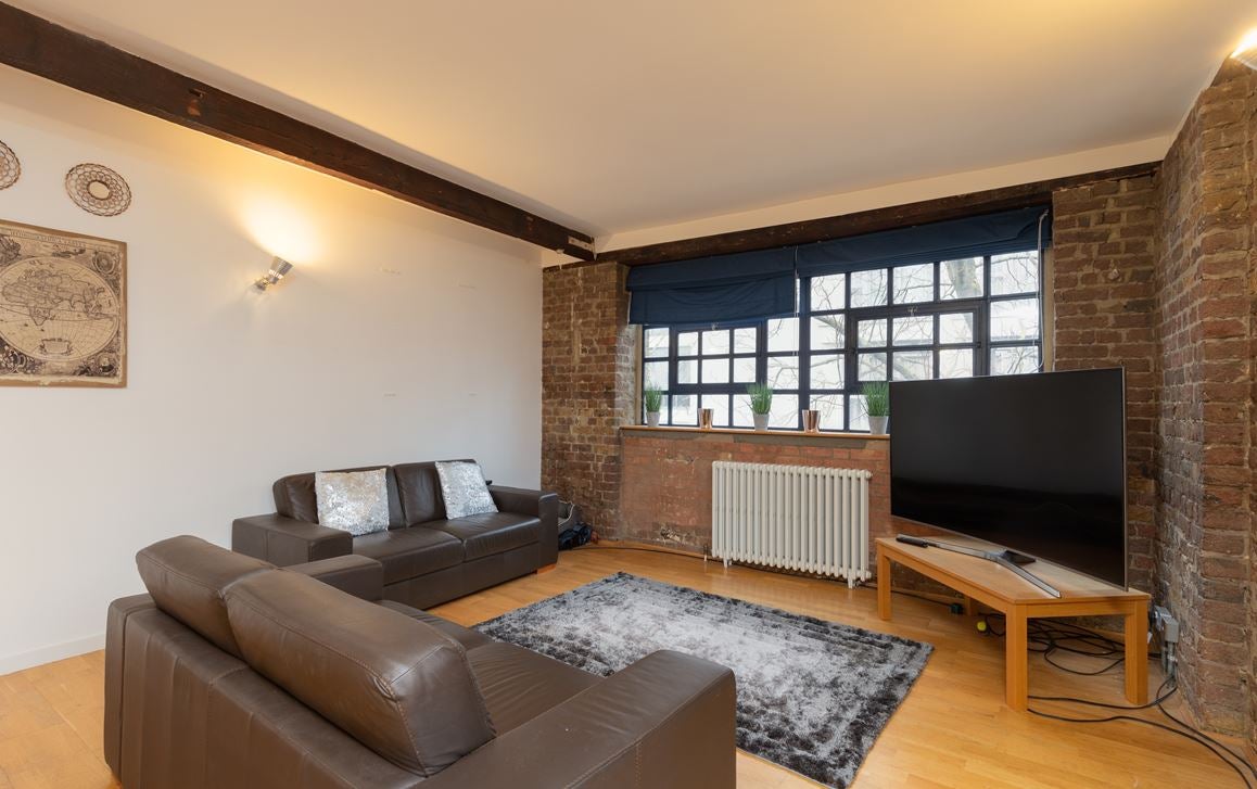Flat Long Lane in Greater London