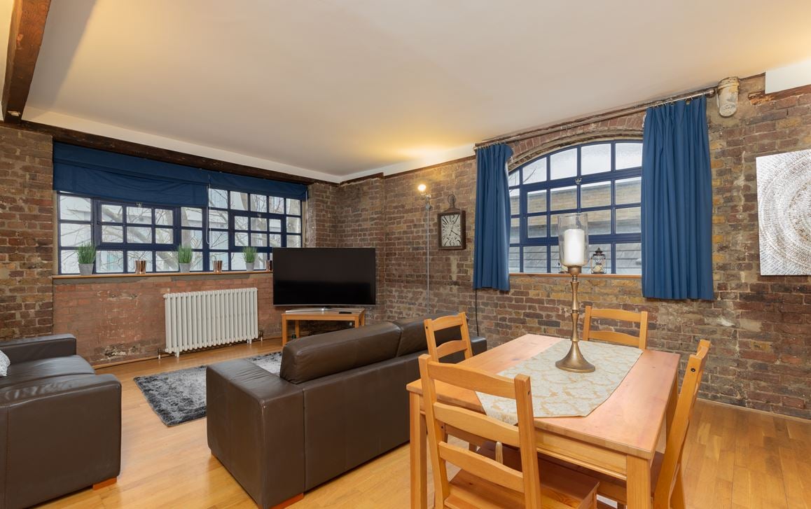 Flat Long Lane in Greater London