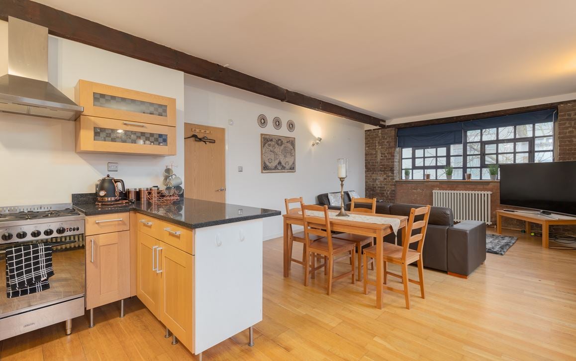 Flat Long Lane in Greater London