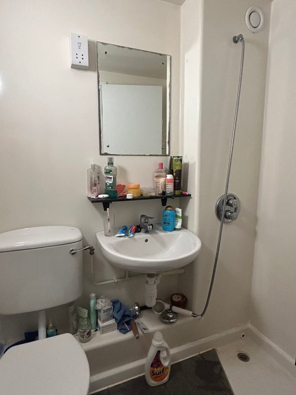 Room Goodwood Road in Greater London