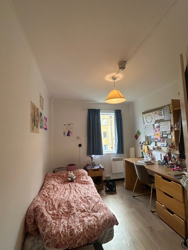 Room Goodwood Road in Greater London