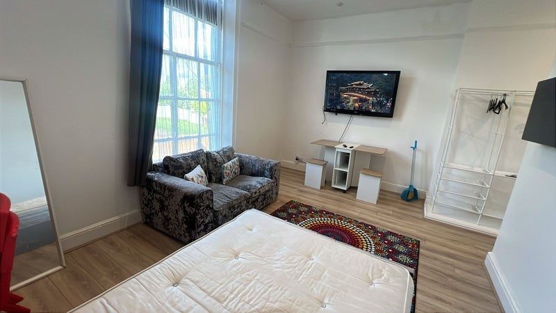 Room Lytton Street in Liverpool