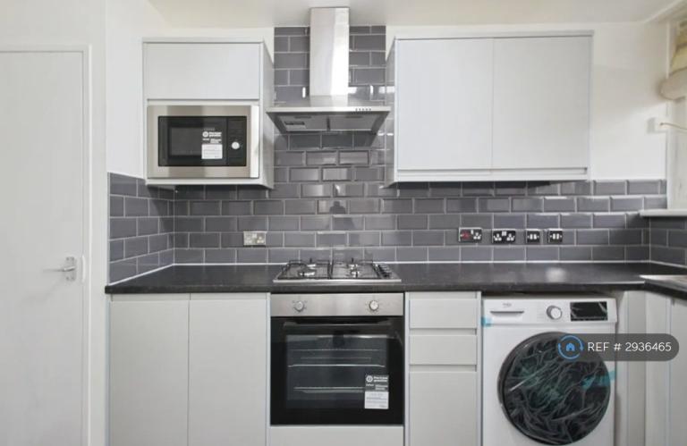 Flat Kingsman Street in Greater London