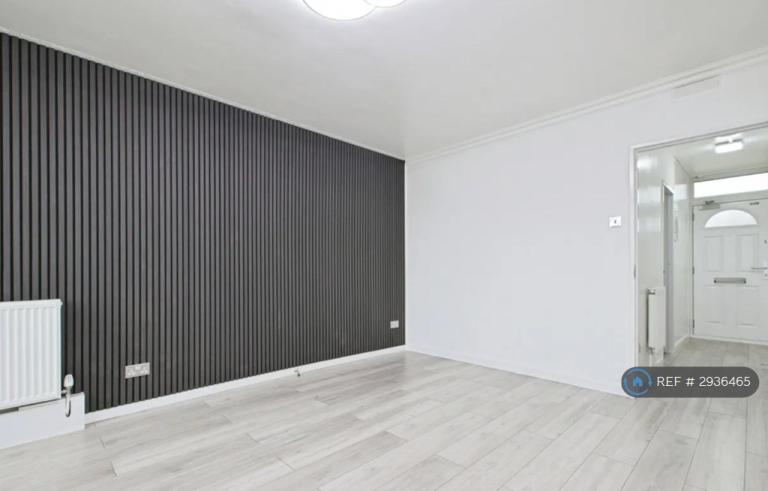 Flat Kingsman Street in Greater London