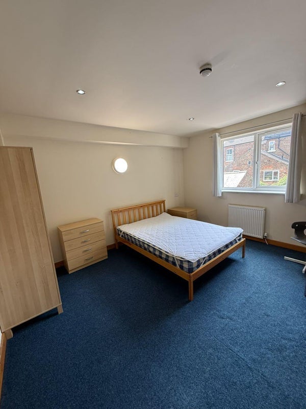 Room Russell Road in Nottingham