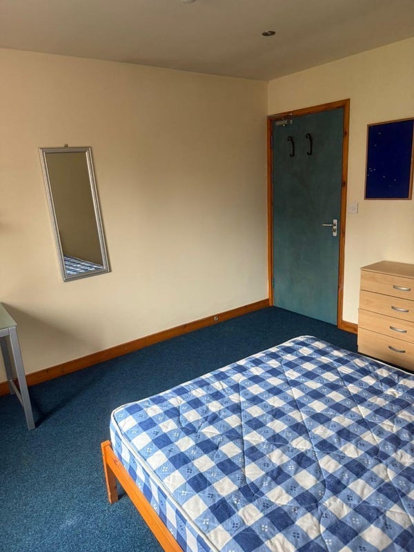 Room Russell Road in Nottingham