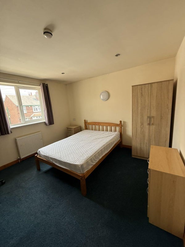 Room Russell Road in Nottingham