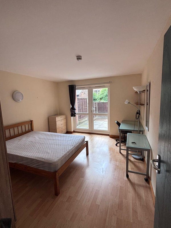 Room Russell Road in Nottingham