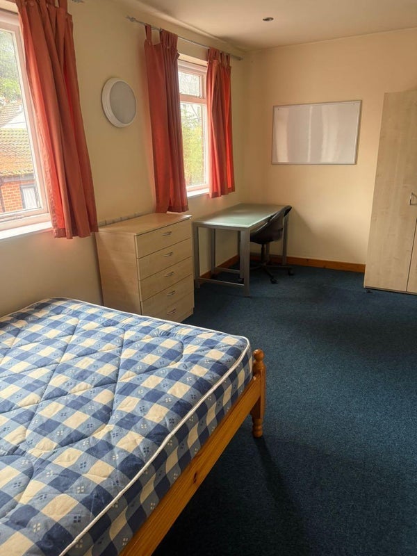 Room Russell Road in Nottingham