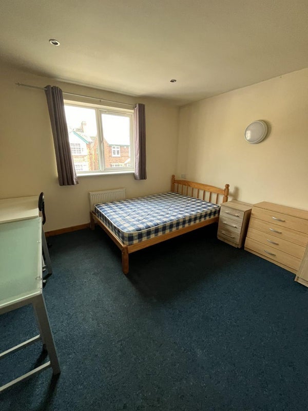 Room Russell Road in Nottingham