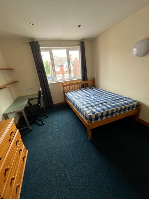 Room Russell Road in Nottingham