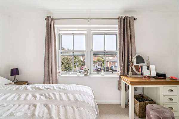 Flat Dedmere Road in Marlow