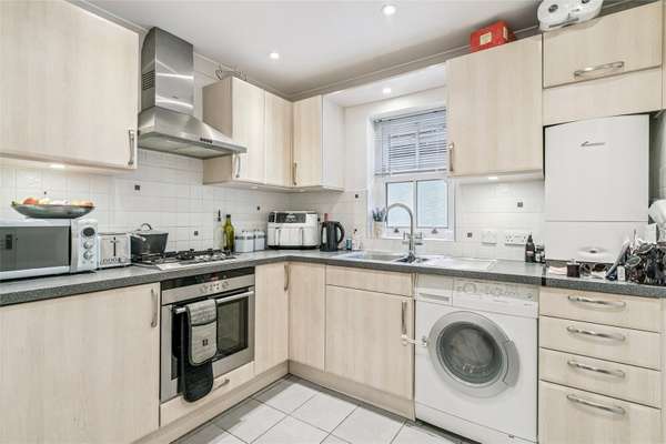Flat Dedmere Road in Marlow