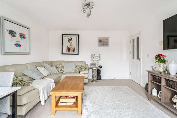 Flat Dedmere Road in Marlow