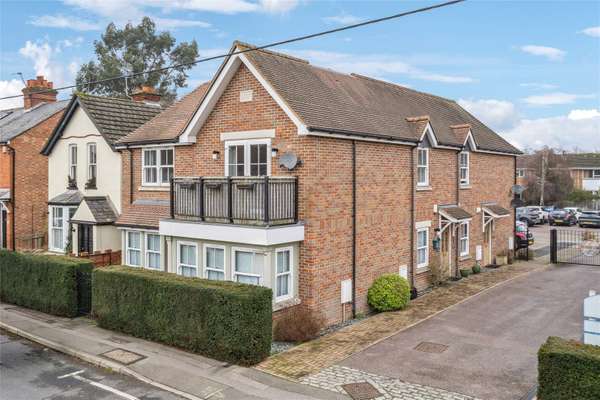 Flat Dedmere Road in Marlow