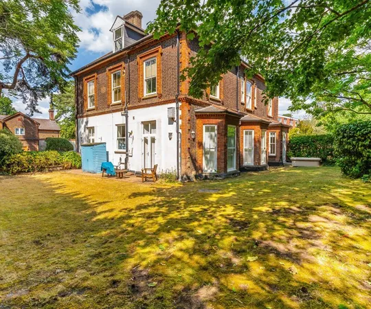 House Elgin Road in Elmbridge