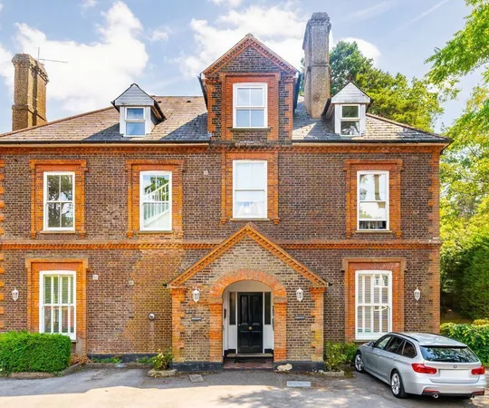 House Elgin Road in Elmbridge