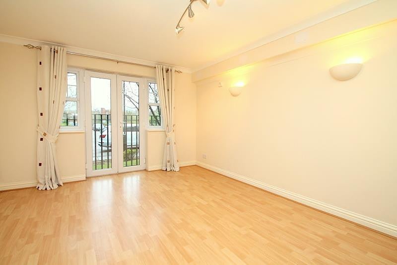 Flat Turners Hill Road in Crawley