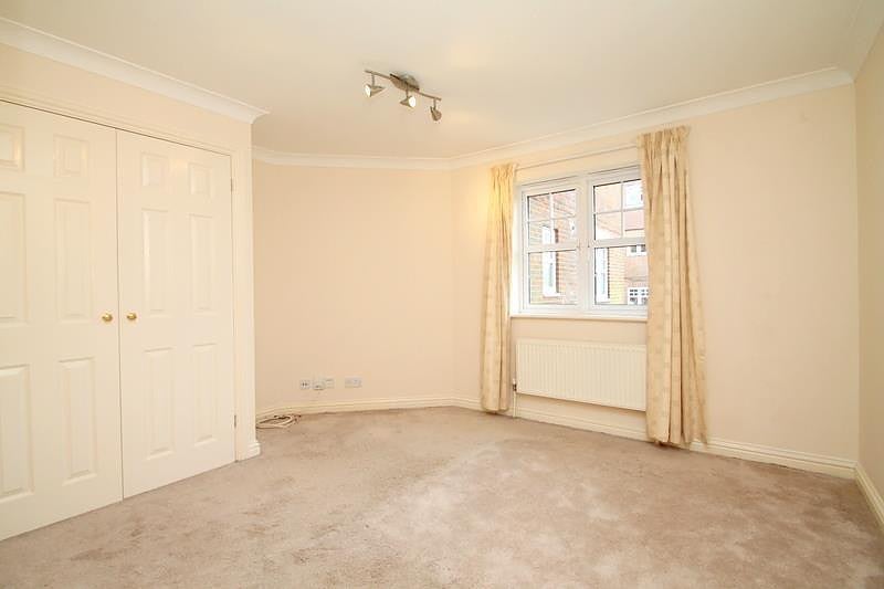 Flat Turners Hill Road in Crawley