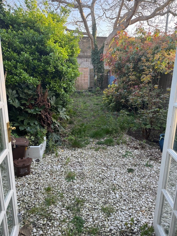Room Connaught Road in Greater London
