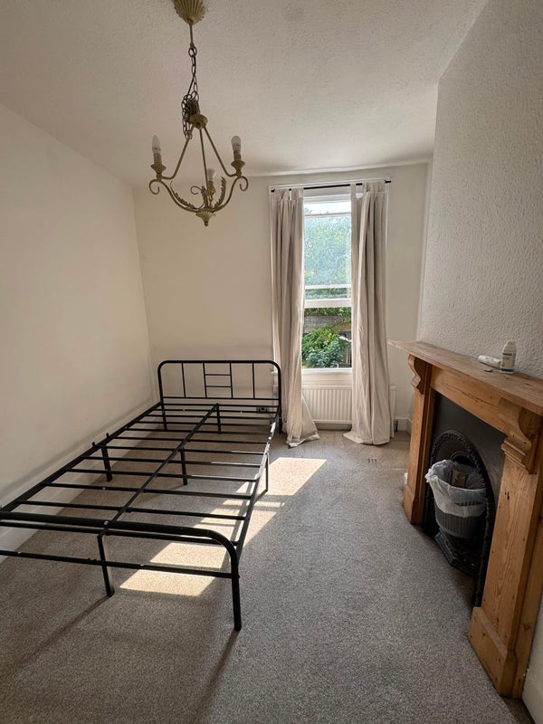 Room Connaught Road in Greater London