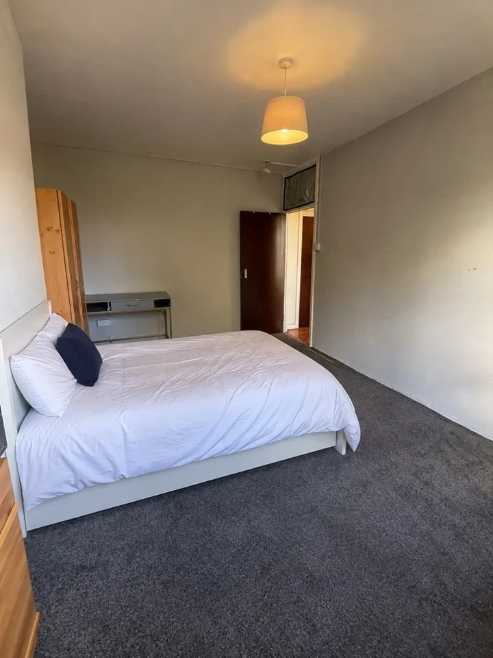 Room Saltwell Street in Greater London
