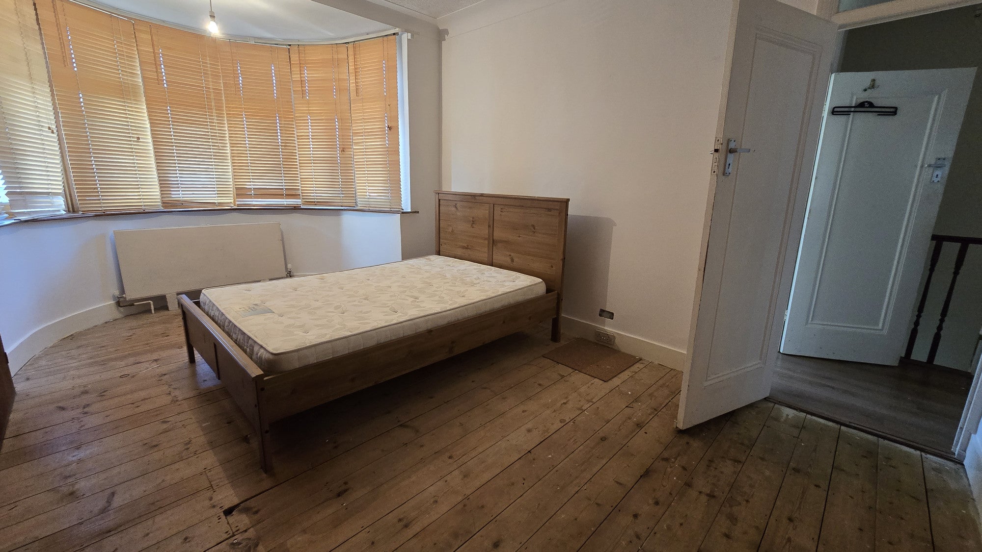 Flat Braintree Avenue in Greater London