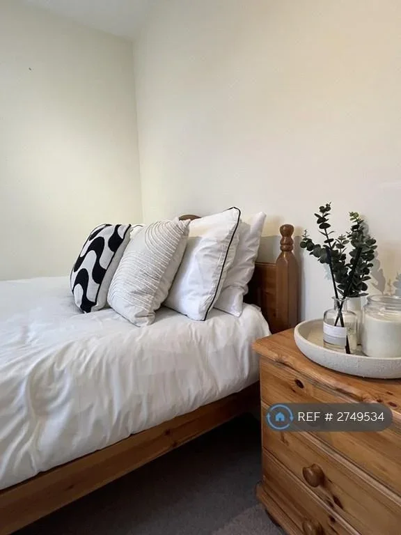 Room Botha Road in Greater London