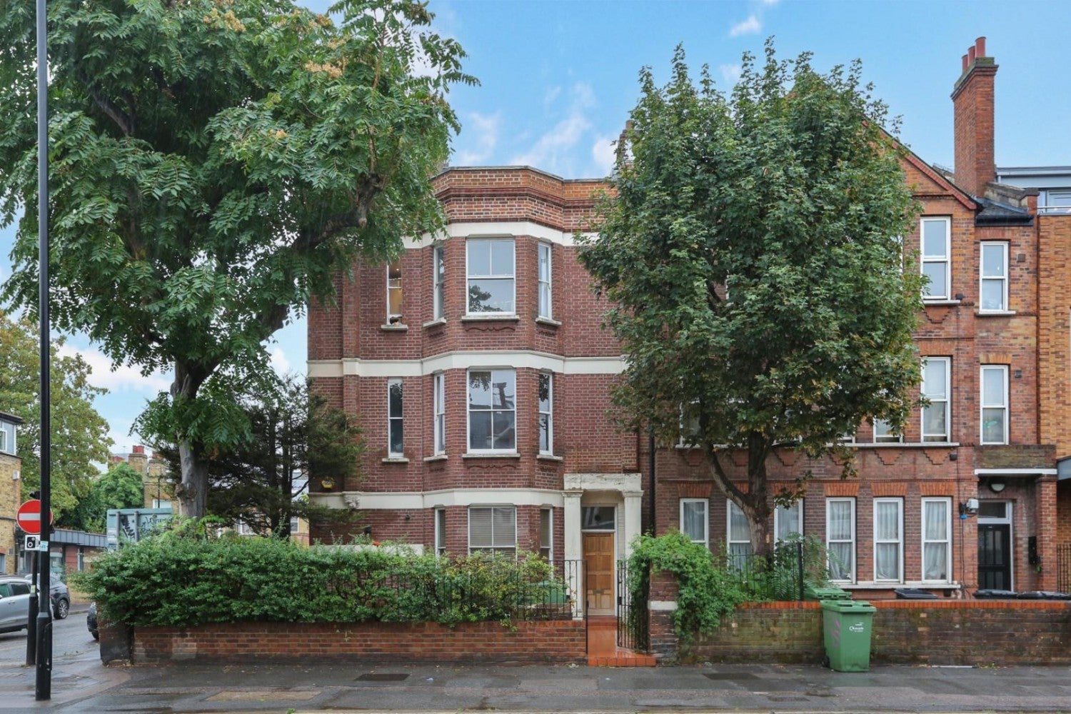 Flat Coldharbour Lane in Greater London