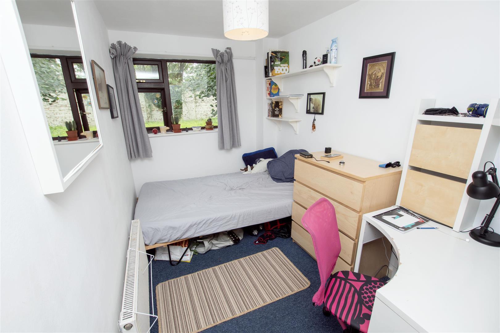 Room Dawlish Road in Birmingham