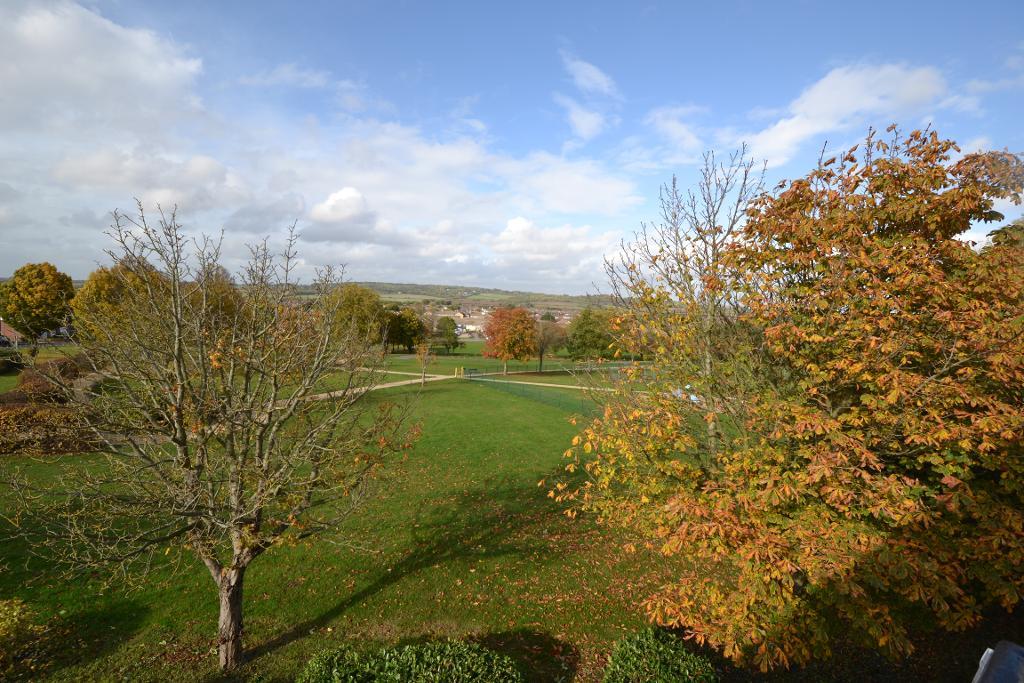 Flat Gordon Road in Corringham