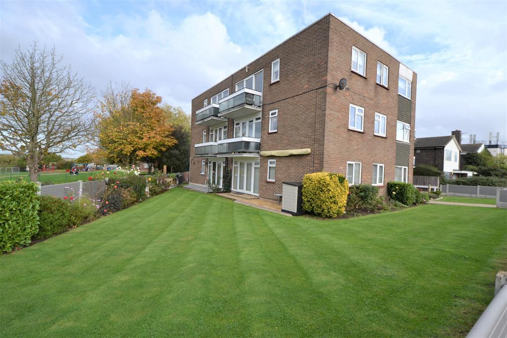 Flat Gordon Road in Corringham