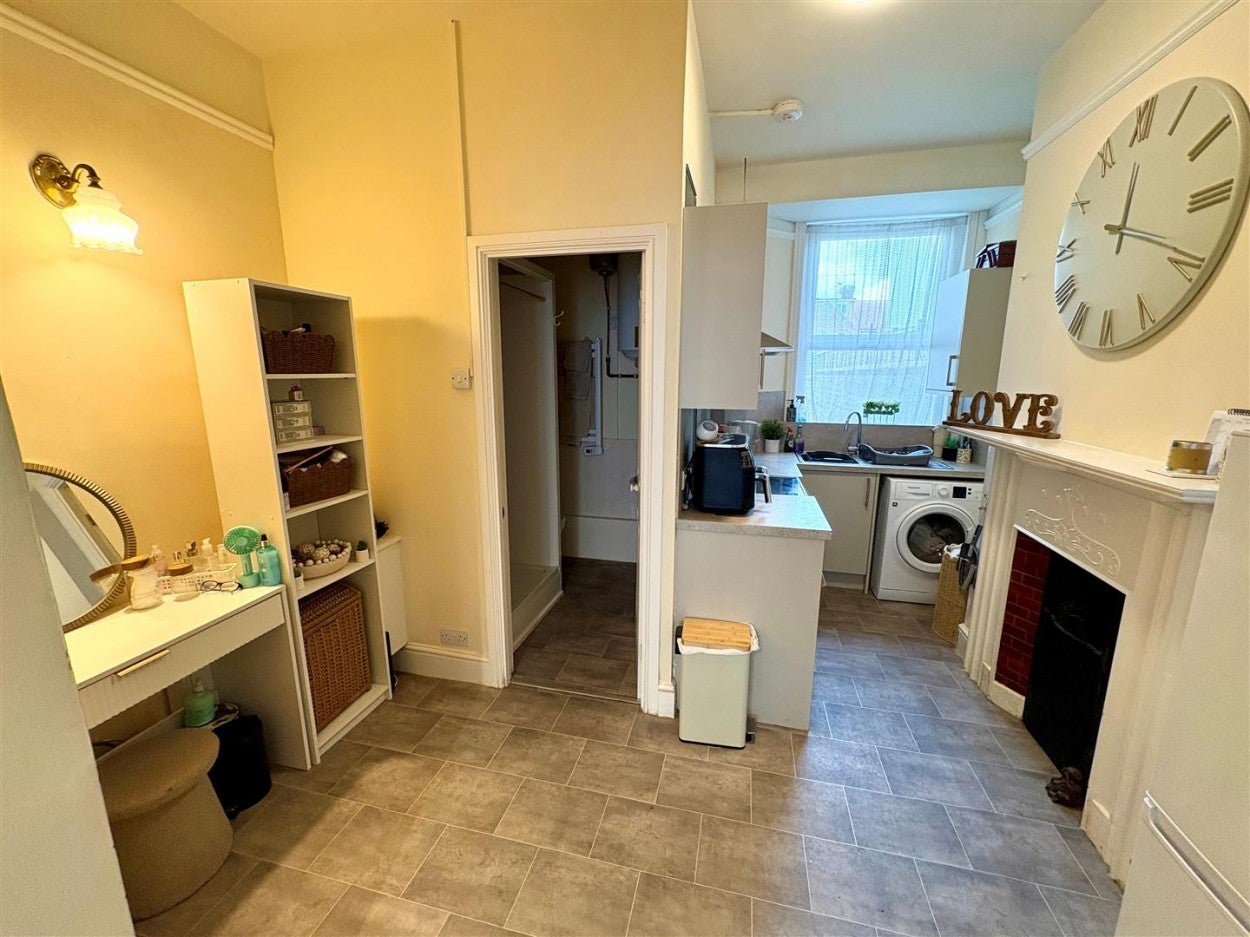 Flat Selborne Road in Arun
