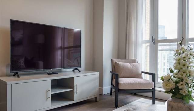 Flat Westferry Circus in Greater London