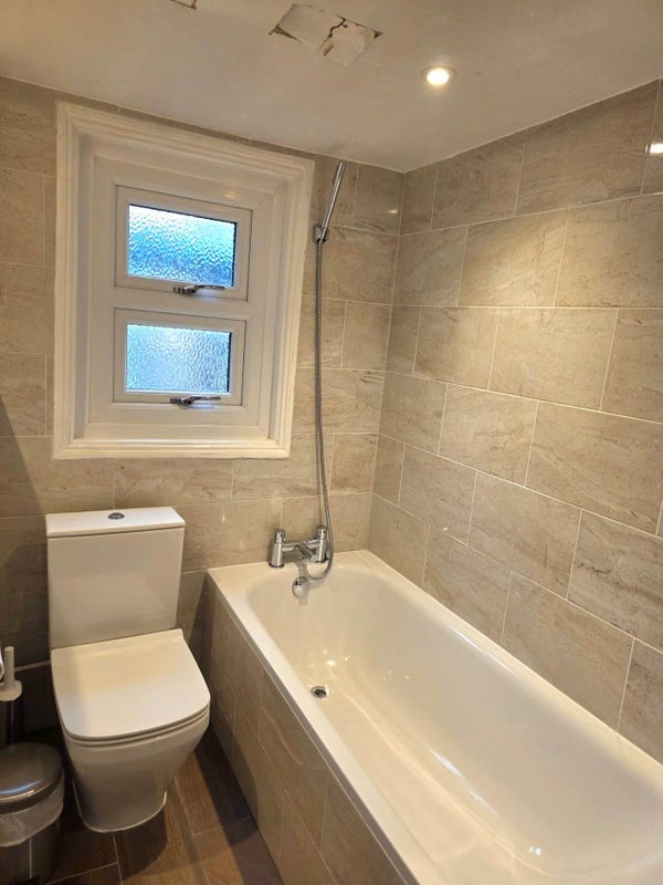 Flat Hemberton Road in Greater London