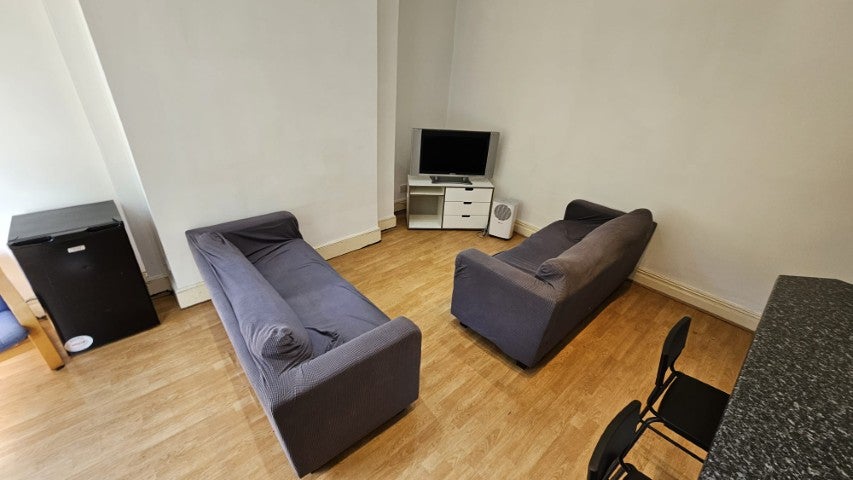Flat Talbot Avenue in Leeds