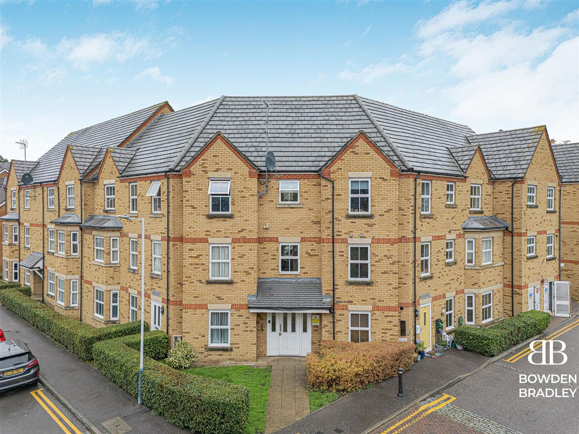 Flat Bushy Close in Greater London